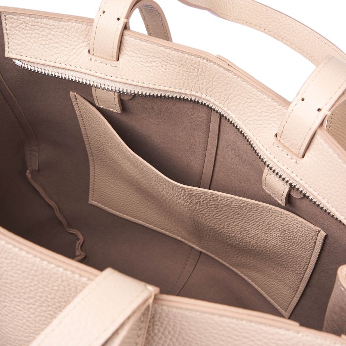 Товар бежевого цвета с внутренней стороны