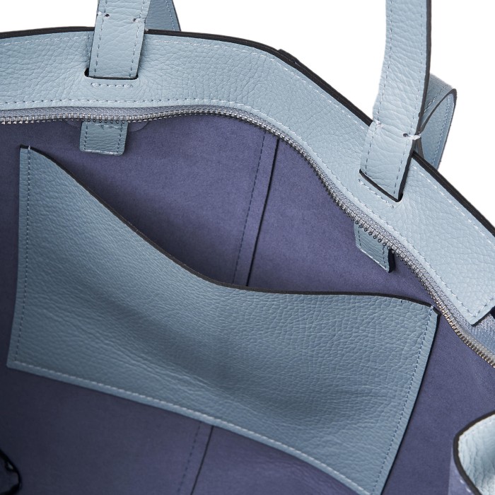 Товар голубого цвета с внутренней стороны