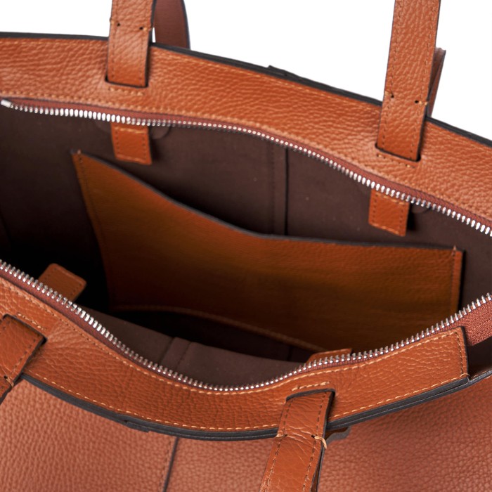 Товар коричневого цвета с внутренней стороны