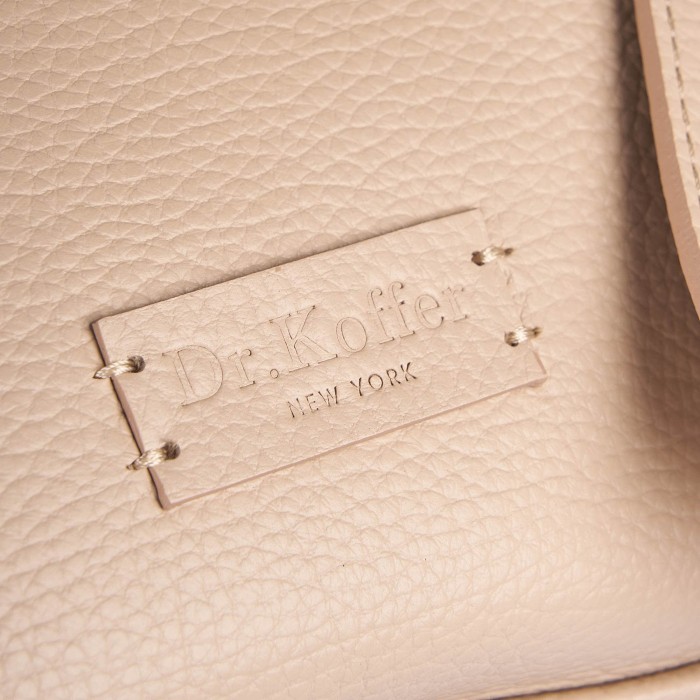 Товар бежевого цвета с внутренней стороны