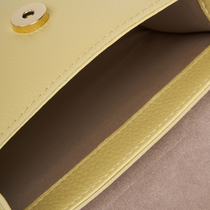 Товар желтого цвета с внутренней стороны