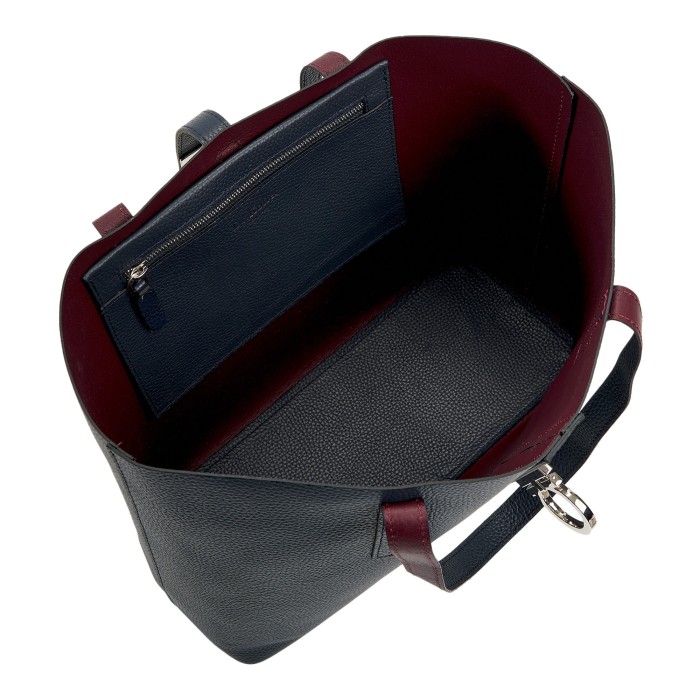 Товар синего цвета с внутренней стороны