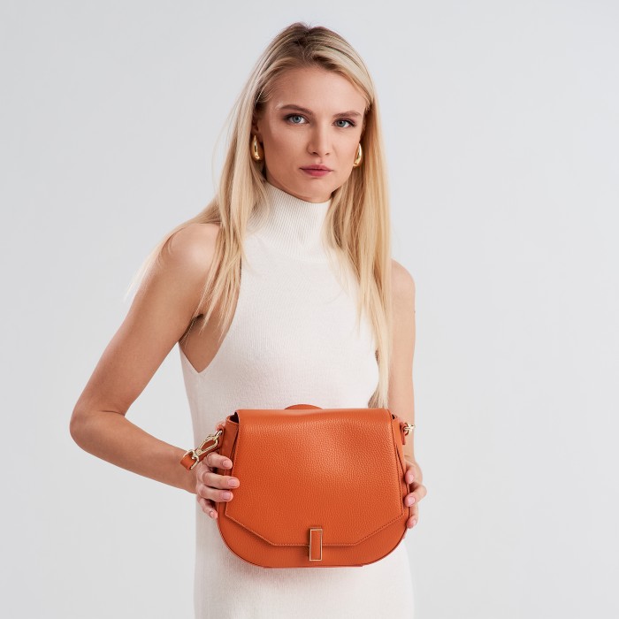 Товар желтого цвета с внутренней стороны