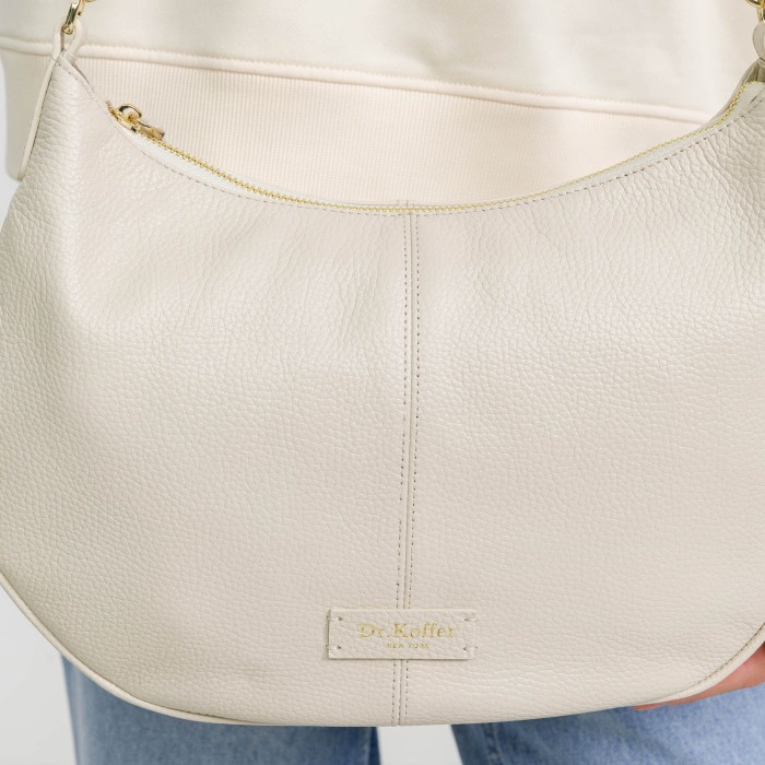 Товар бежевого цвета с внутренней стороны