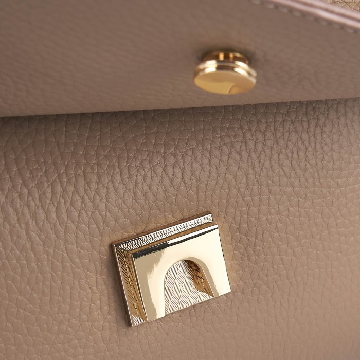 Товар бежевого цвета с внутренней стороны