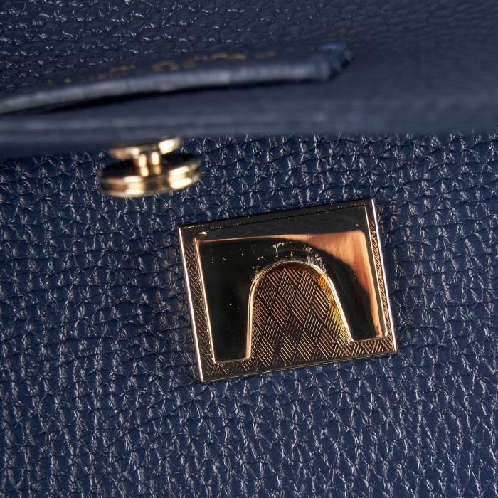 Товар фиолетового цвета с внутренней стороны