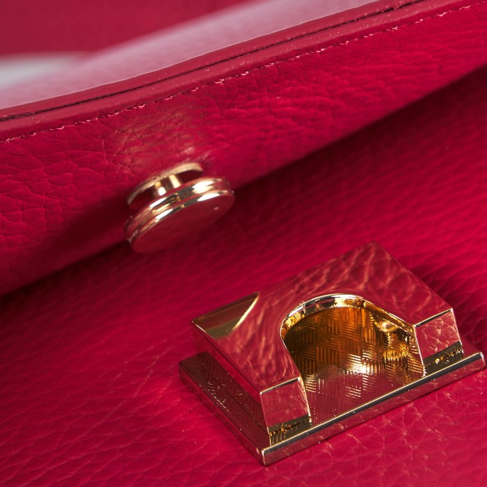 Товар красного цвета с внутренней стороны