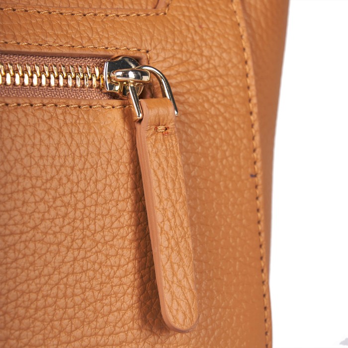 Товар коричневого цвета с внутренней стороны