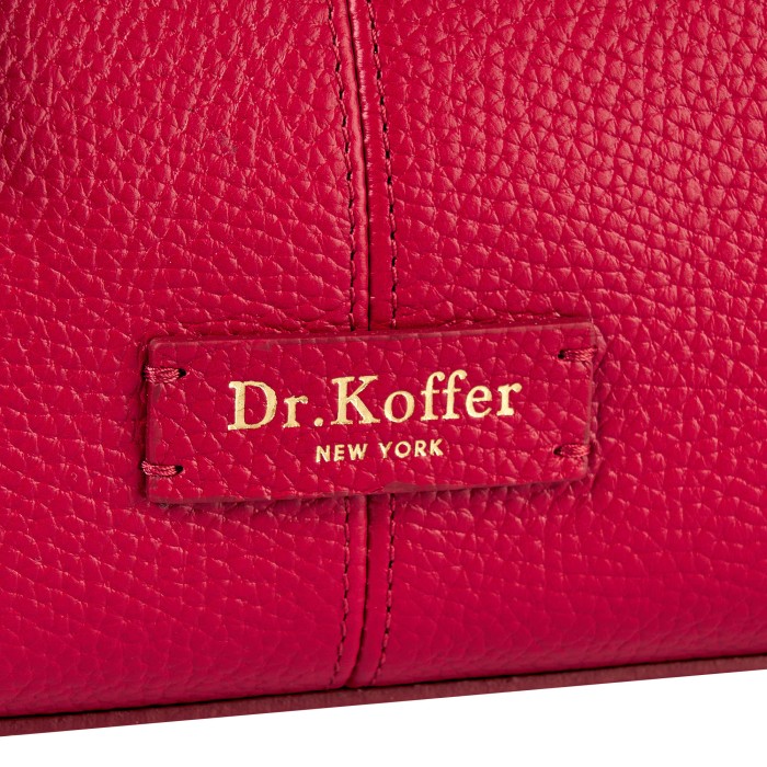 Товар красного цвета с внутренней стороны