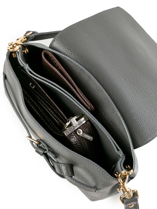 Товар серого цвета с внутренней стороны