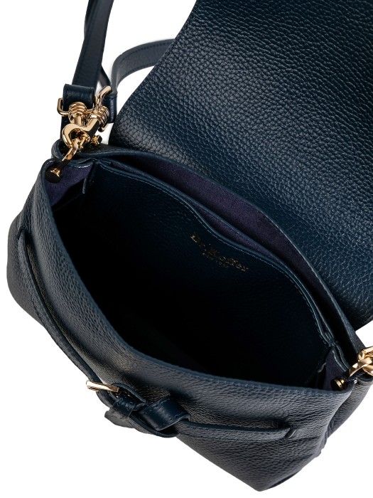 Товар фиолетового цвета с внутренней стороны