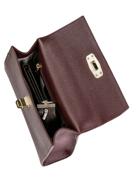 Товар красного цвета с внутренней стороны