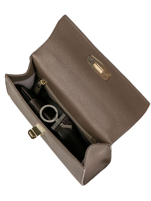 Товар бежевого цвета с внутренней стороны