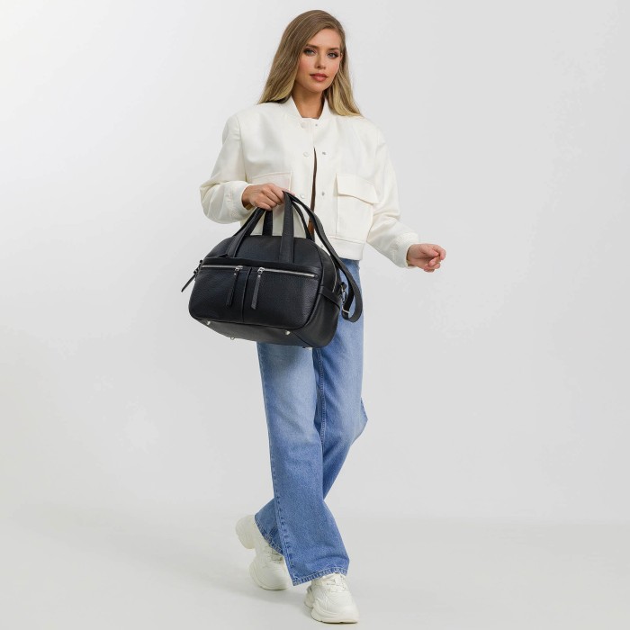 Товар черного цвета с внутренней стороны