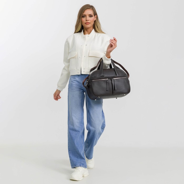 Товар коричневого цвета с внутренней стороны