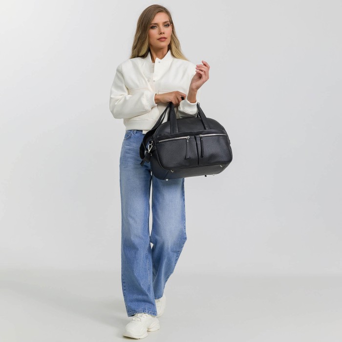 Товар черного цвета с внутренней стороны