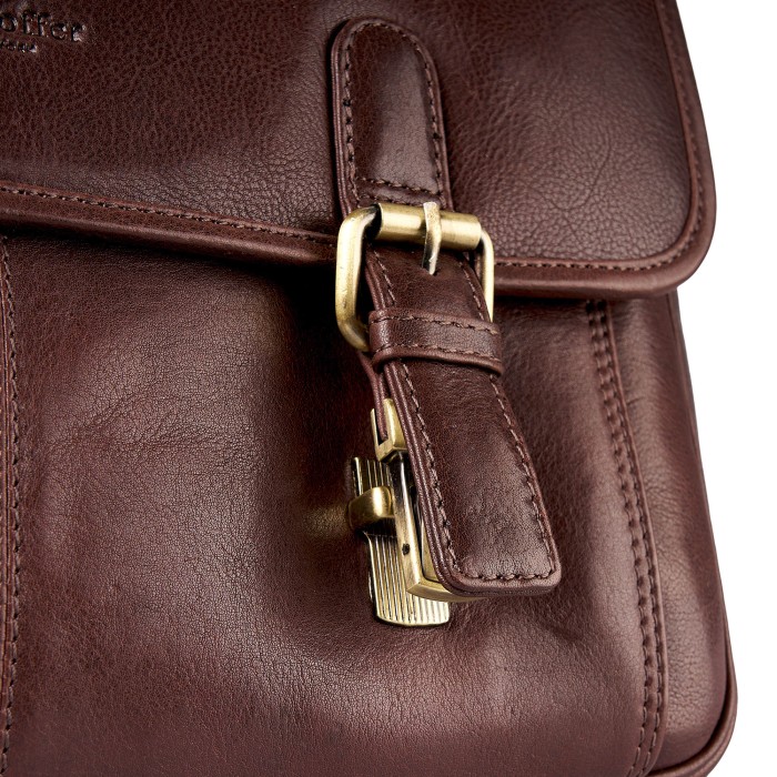 Товар коричневого цвета с внутренней стороны