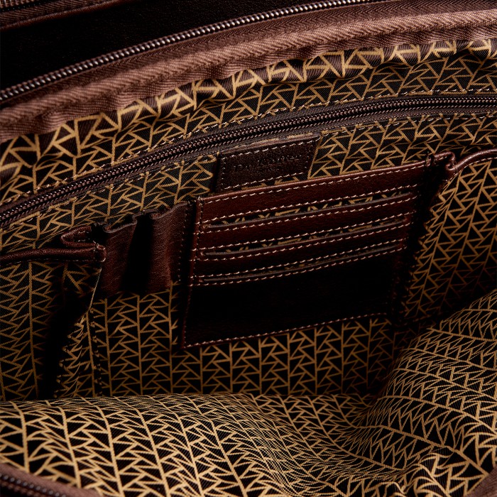 Товар коричневого цвета с внутренней стороны