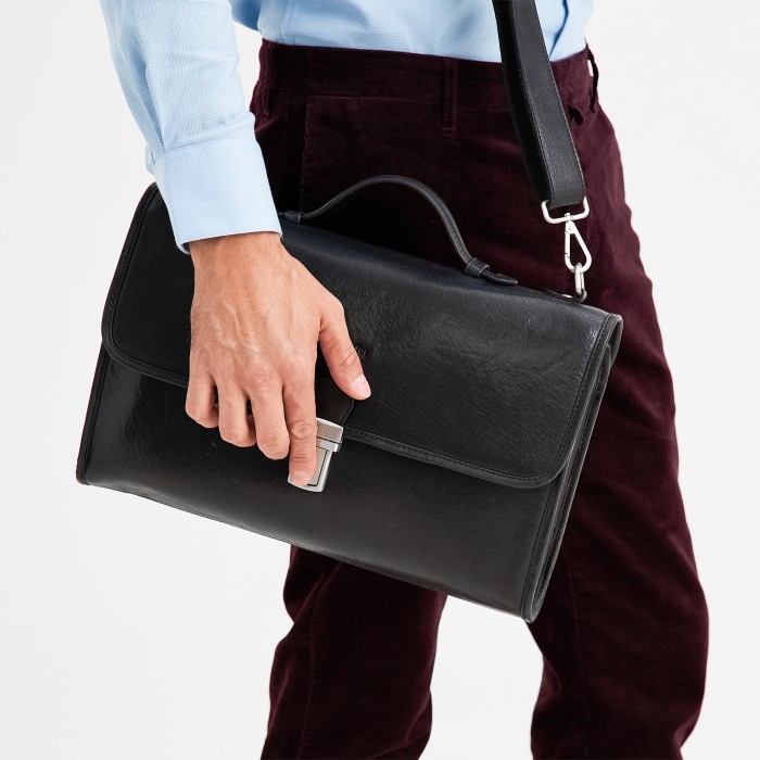 Товар черного цвета с внутренней стороны