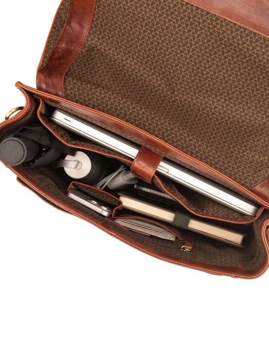 Товар коричневого цвета с внутренней стороны