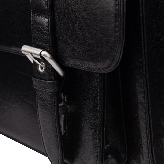 Товар черного цвета с внутренней стороны