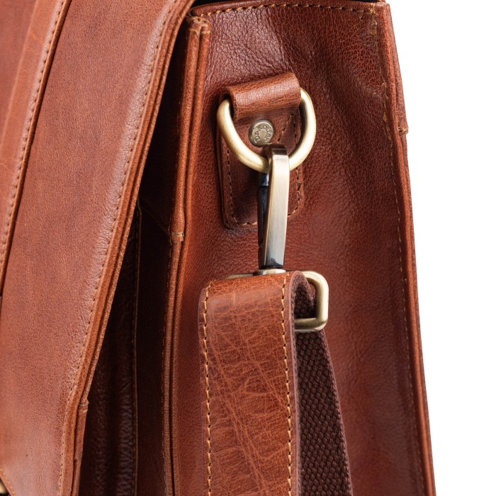 Товар коричневого цвета с внутренней стороны