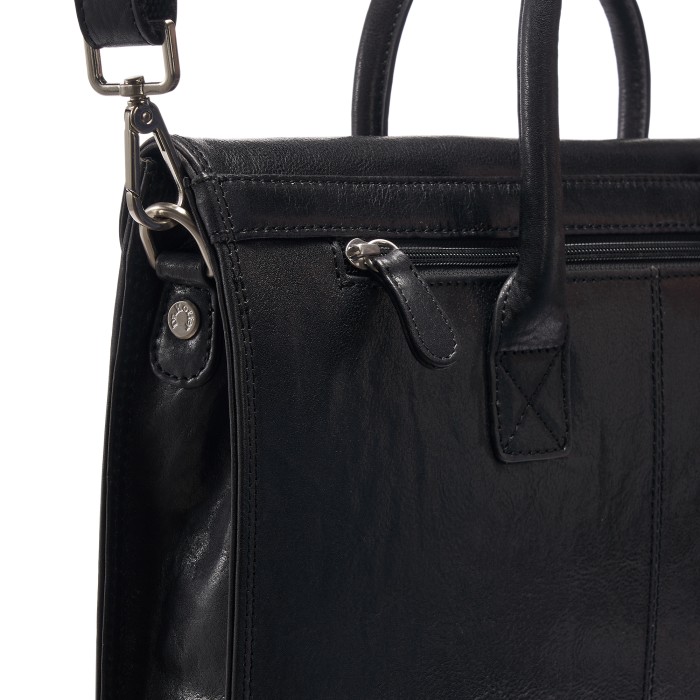 Товар черного цвета с внутренней стороны