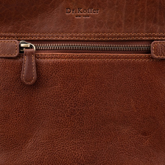 Товар коричневого цвета с внутренней стороны