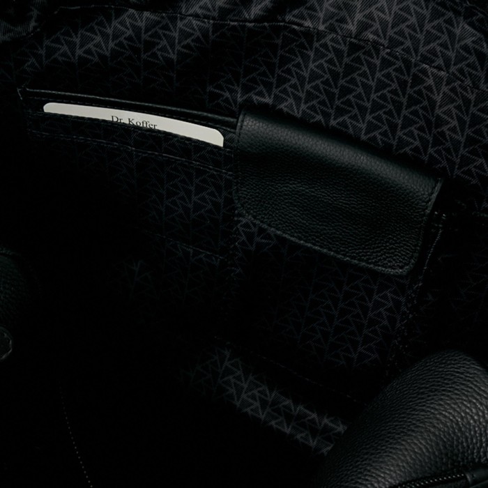 Товар черного цвета с внутренней стороны