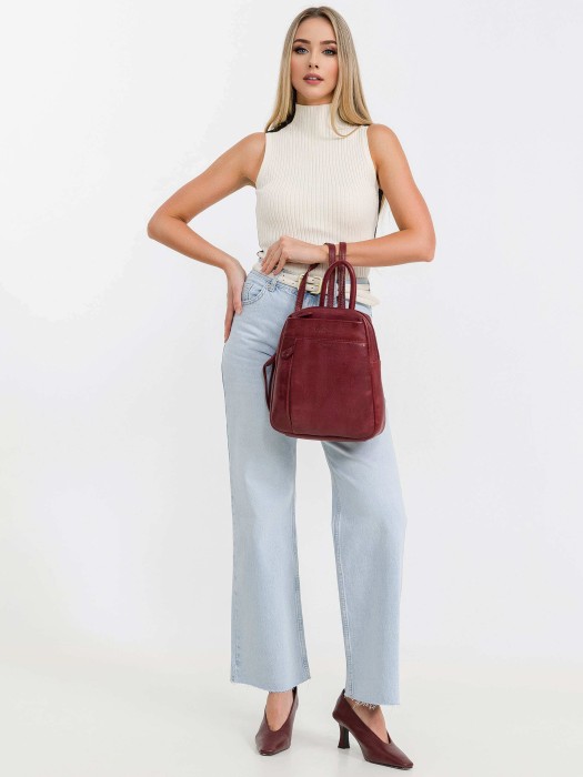 Товар красного цвета с внутренней стороны