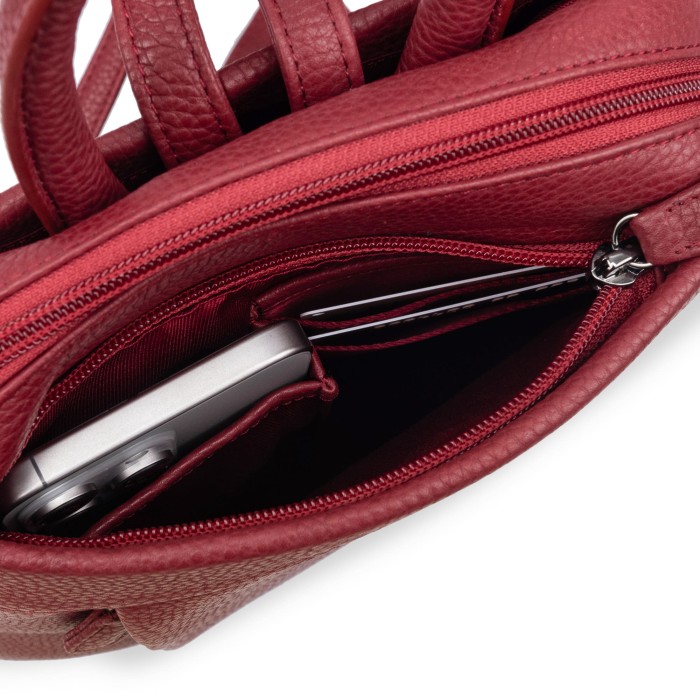 Товар красного цвета с внутренней стороны