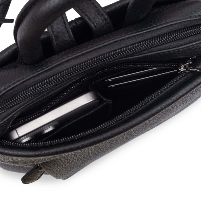 Товар черного цвета с внутренней стороны