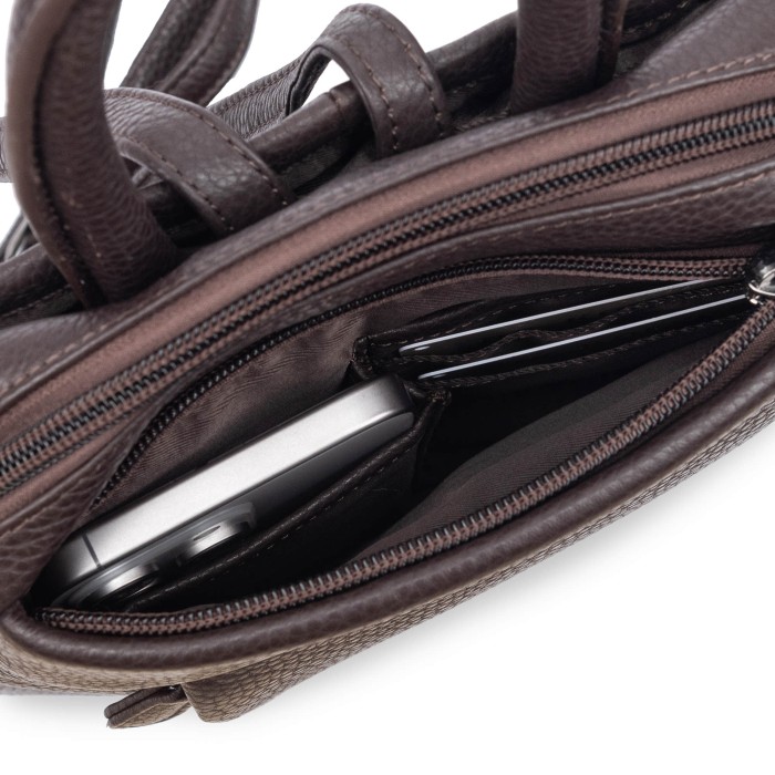 Товар коричневого цвета с внутренней стороны