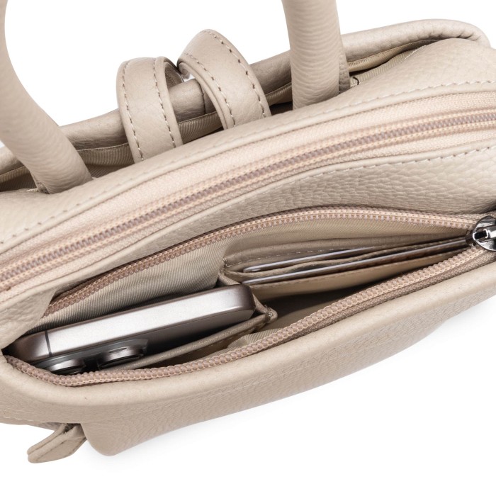 Товар белого цвета с внутренней стороны