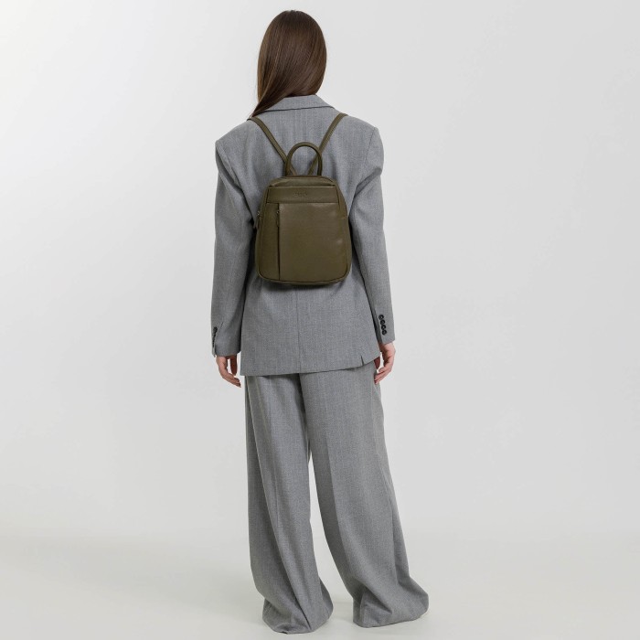 Товар коричневого цвета с внутренней стороны