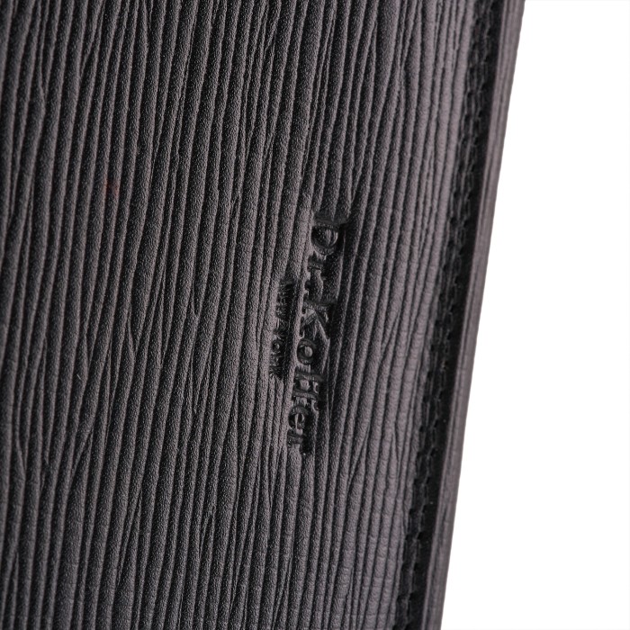 Товар черного цвета с внутренней стороны