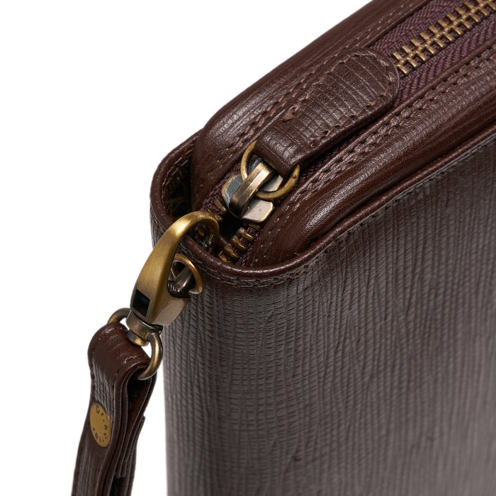 Товар коричневого цвета с внутренней стороны