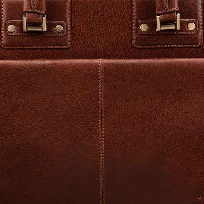 Товар коричневого цвета с внутренней стороны