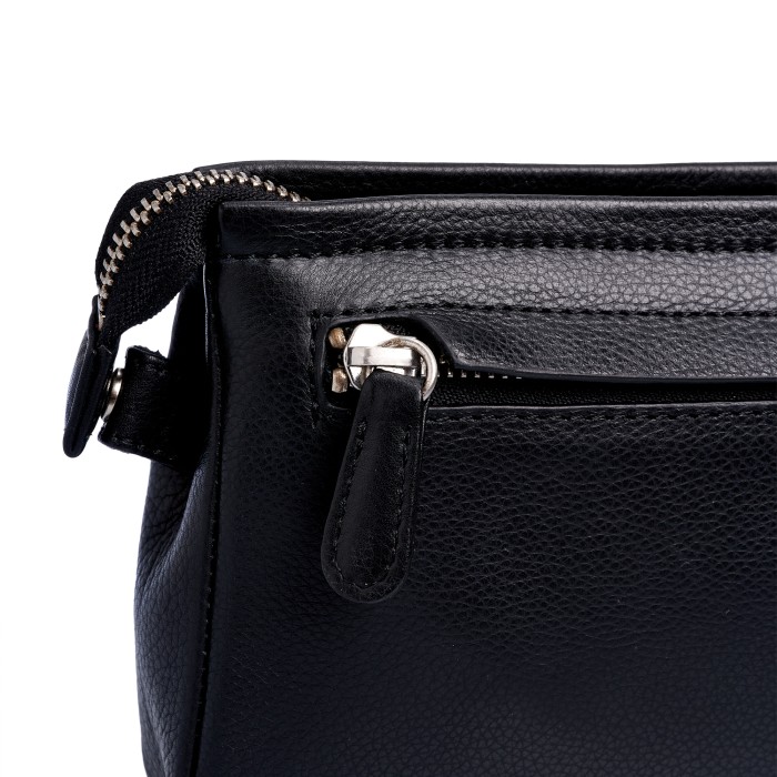 Товар черного цвета с внутренней стороны