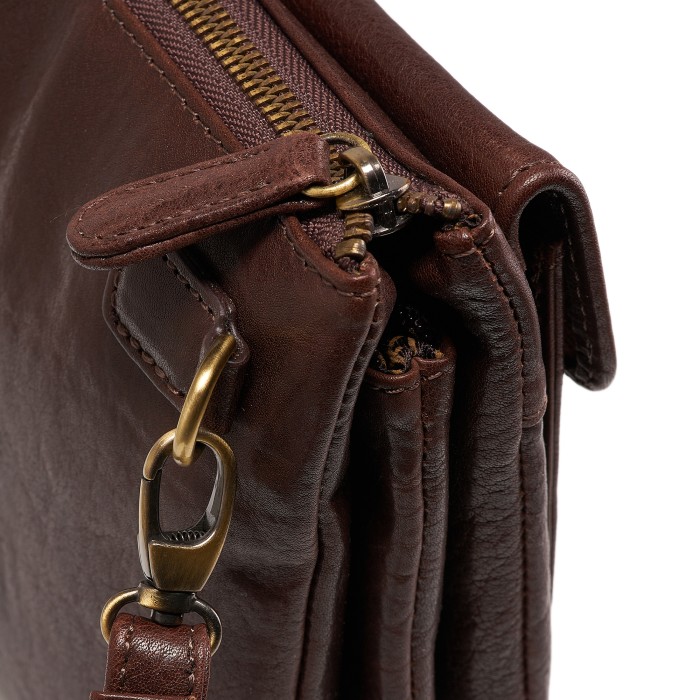 Товар коричневого цвета с внутренней стороны