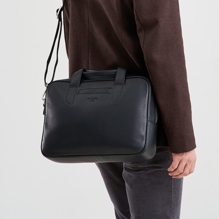 Товар черного цвета с внутренней стороны