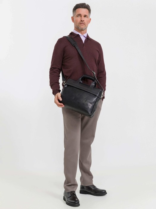 Товар черного цвета с внутренней стороны