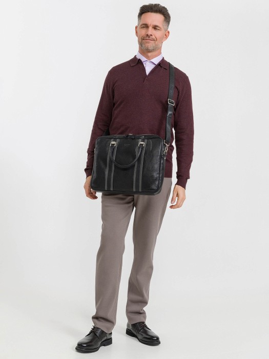 Товар черного цвета с внутренней стороны