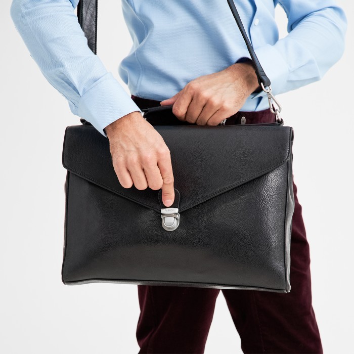 Товар черного цвета с внутренней стороны