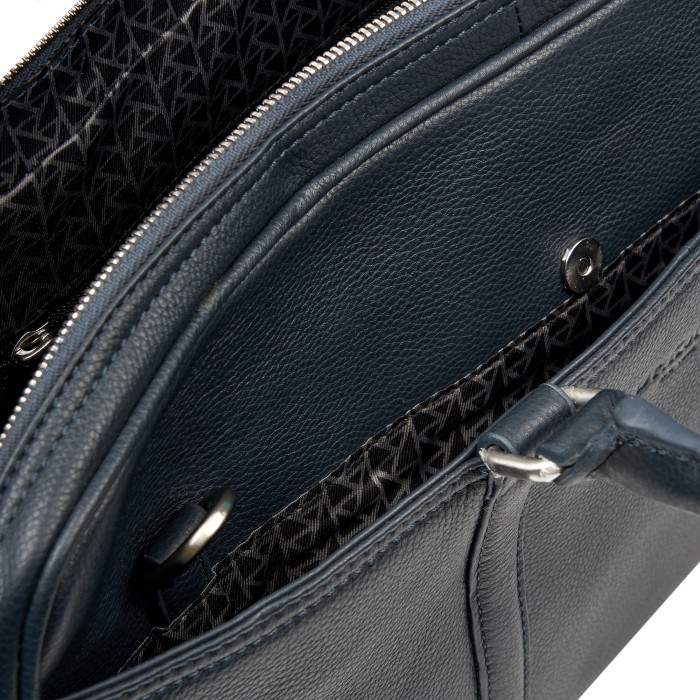 Товар синего цвета с внутренней стороны