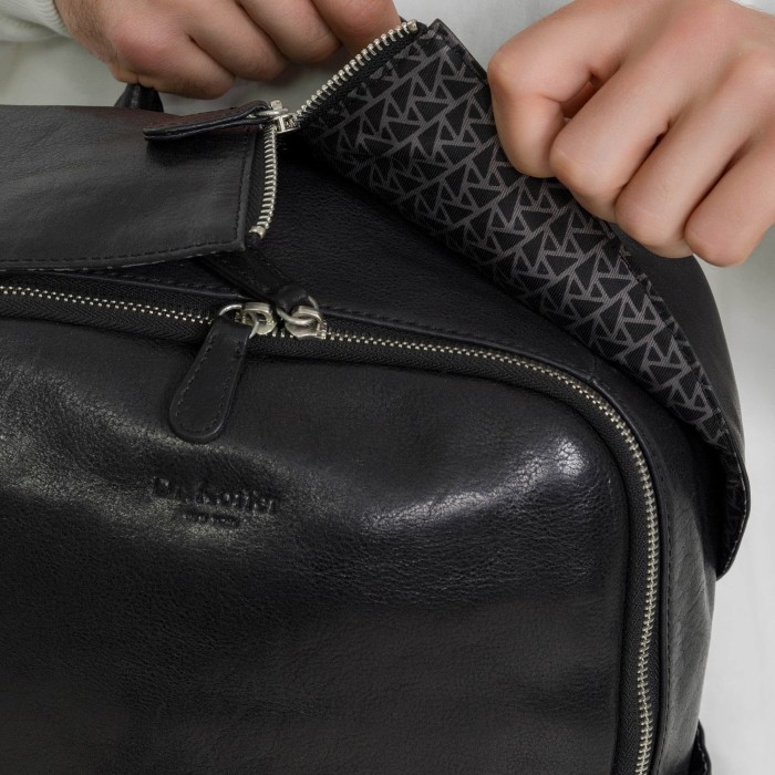 Товар черного цвета с внутренней стороны