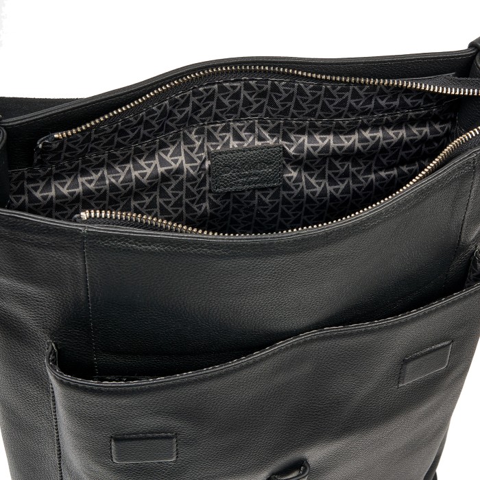 Товар черного цвета с внутренней стороны