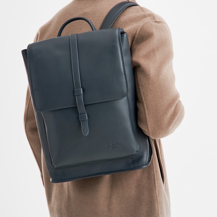 Товар синего цвета с внутренней стороны