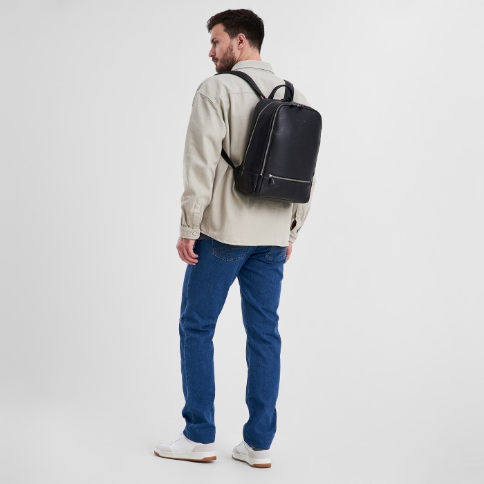 Товар черного цвета с внутренней стороны