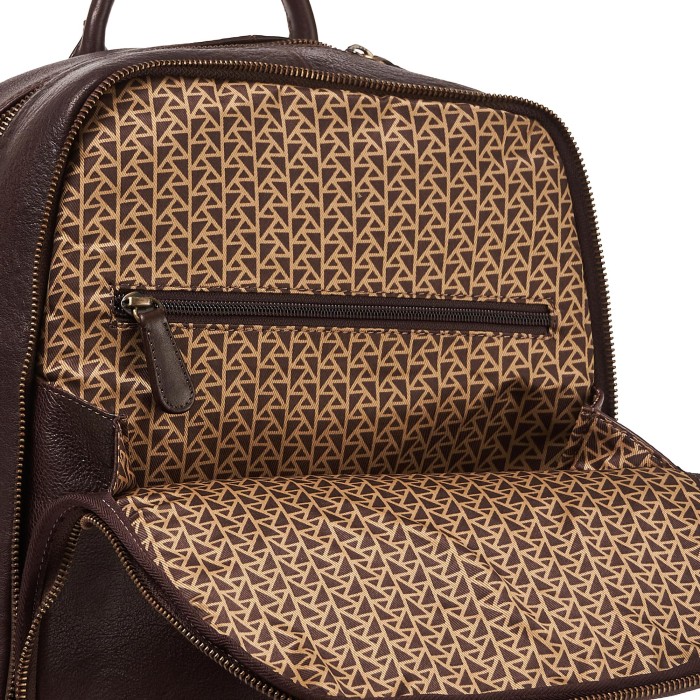 Товар коричневого цвета с внутренней стороны